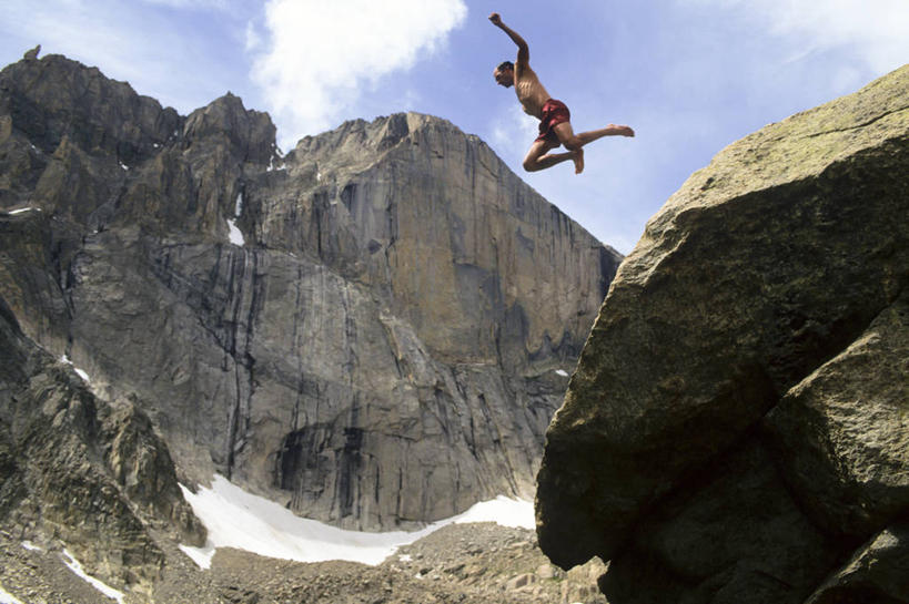 成年人,一个人,跳,横图,室外,白天,侧面,旅游,度假,美景,山,山脉,美国,仅一个男性,景观,山顶,半空,娱乐,自然,享受,休闲,景色,放松,摄影,岩层,自然风光,科罗拉多州,冒险,岩石,彩图,落基山国家公园