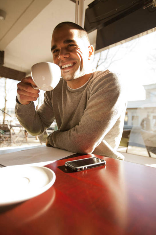 成年人,中年人,脸,头,脸颊,一个人,坐,笑,微笑,露齿笑,竖图,室内,室外,白天,侧面,快乐,幸福,桌子,手机,日光,美国,仅一个男性,仅一个人,仅一个中年男性,咖啡杯,杯,拿着,饮食,肩膀,盘子,思考,摄影,生活方式,享乐,咖啡店,华盛顿州,无线电技术,男人,男性,中年男性,头部,脸部,脸蛋,面部,休闲活动,彩图,柯克兰