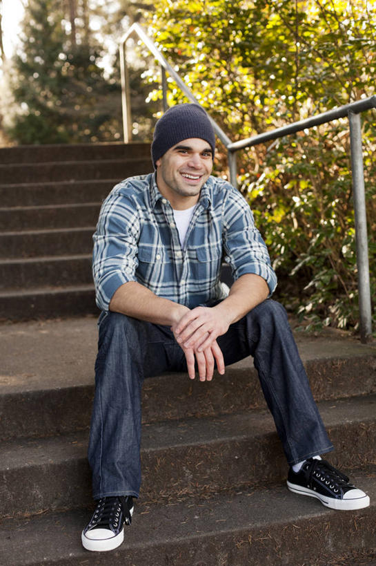 成年人,中年人,一个人,栏杆,坐,微笑,竖图,室外,白天,运动鞋,快乐,帽子,美国,仅一个男性,仅一个人,仅一个中年男性,混凝土,休闲装,台阶,蓝色,放松,摄影,生活方式,享乐,肖像,华盛顿州,男人,男性,中年男性,休闲活动,彩图,柯克兰