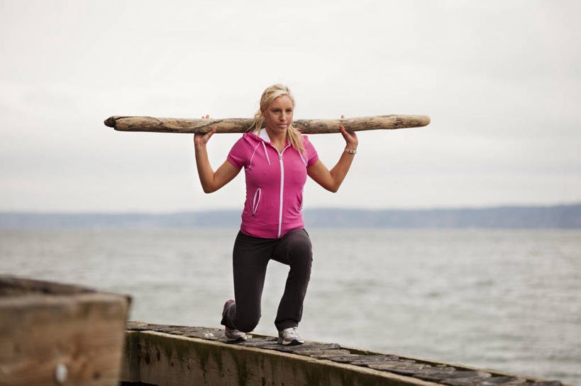 西方人,成年人,头发,一个人,站,横图,室外,白天,正面,锻炼,旅游,度假,运动,美景,欧洲,美国,欧洲人,仅一个年轻女性,仅一个女性,仅一个人,运动衣,浮木,景观,水平线,拿着,娱乐,粉色,自然,享受,休闲,金色,景色,放松,活力,力量,摄影,生活方式,圆木,自然风光,肖像,华盛顿州,年轻女性,女人,女性,白种人,年轻人,上装,彩图