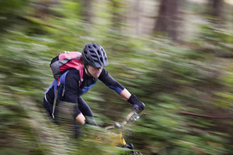 成年人,中年人,一个人,横图,室外,白天,运动模糊,运动服,旅游,度假,探险,旅途,美景,森林,仅一个女性,仅一个人,头饰,景观,山地车,娱乐,自然,仅一个中年女性,享受,休闲,景色,放松,摄影,灌木,迅速,自然风光,自行车头盔,冒险,女人,女性,中年女性,彩图