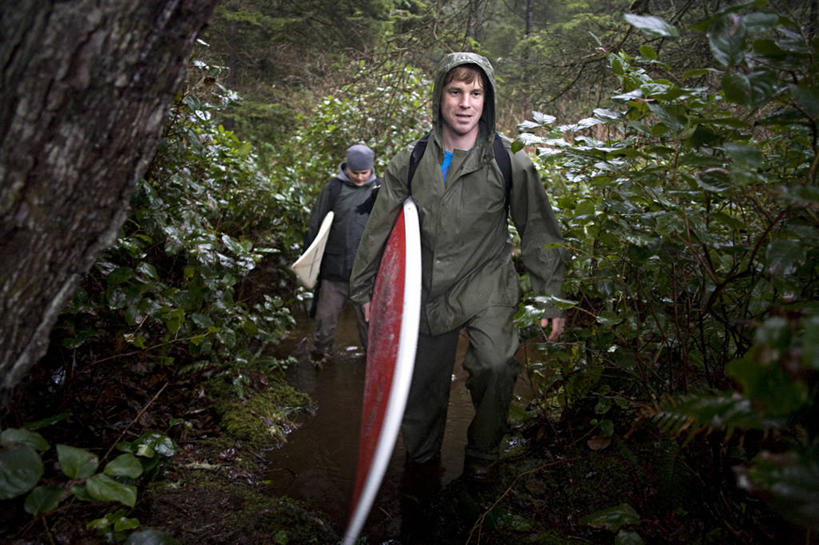 成年人,中年人,一个人,两个人,横图,室外,白天,正面,工作服,制服,旅游,度假,安全,森林,雨,加拿大,仅一个男性,仅一个人,仅一个中年男性,行人,游客,游人,冲浪板,防护,娱乐,路人,旅客,树,享受,休闲,放松,摄影,保护,生态,运送,雨衣,保险,防护服,保全,周全,安稳,安定,工作制服,温哥华岛,防水服,大不列颠哥伦比亚,过客,平安,男人,男性,中年男性,步行,彩图,工作套服,风帽