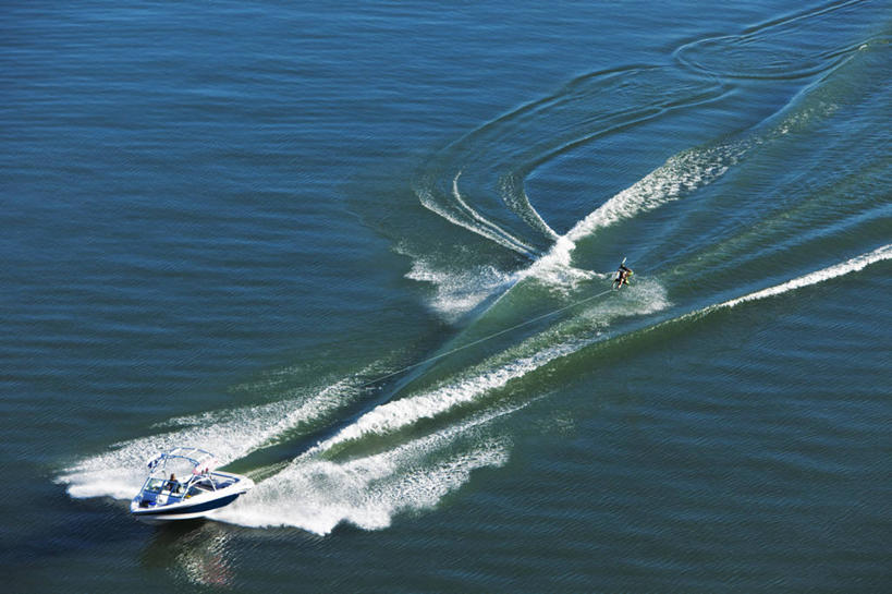 西方人,成年人,两个人,跳,横图,俯视,室外,白天,锻炼,兴奋,运动,湖,欧洲,美国,欧洲人,半空,极限运动,波浪,摄影,迅速,室外运动,滑水,户外运动,水上运动,摩托艇,特技,滑水运动,体育,年轻男性,年轻女性,白种人,年轻人,休闲活动,彩图,高角度拍摄,健身