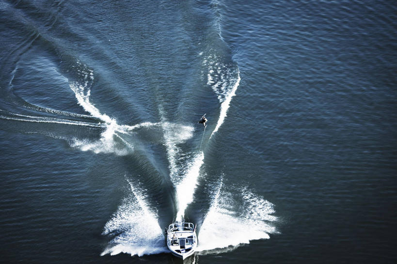 西方人,成年人,两个人,跳,横图,俯视,室外,白天,锻炼,兴奋,运动,湖,欧洲,美国,欧洲人,半空,极限运动,波浪,摄影,迅速,室外运动,滑水,户外运动,水上运动,摩托艇,特技,滑水运动,体育,年轻男性,年轻女性,白种人,年轻人,休闲活动,彩图,高角度拍摄,健身