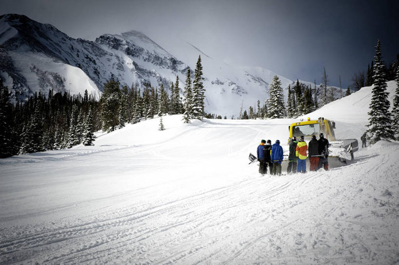 站,横图,室外,白天,山脉,雪,美国,朦胧,模糊,地形,冬天,摄影,宁静,雪车,滑雪服,蒙大拿州,冬季运动,滑雪运动,冒险,针叶树,彩图