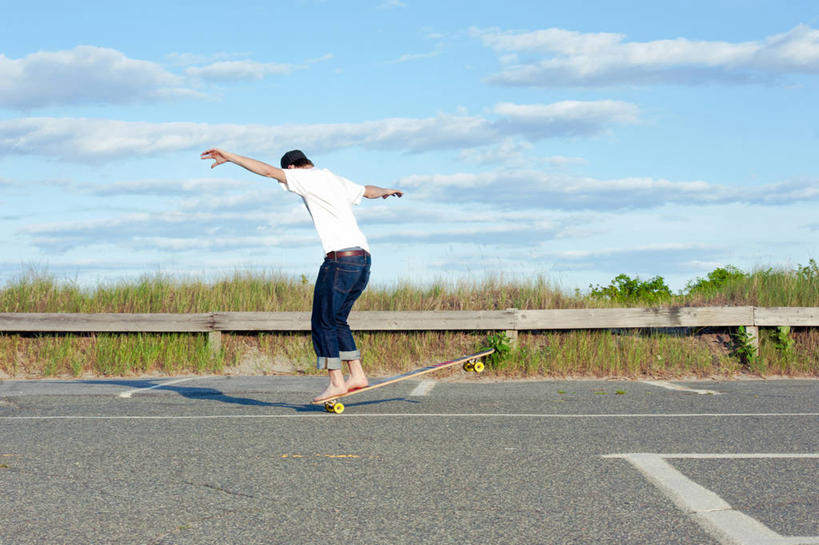 成年人,一个人,站,举,横图,室外,白天,运动,美国,仅一个男性,仅一个人,休闲装,仅一个年轻男性,托,赤脚,放松,平衡,摄影,沥青,马萨诸塞,男人,男性,年轻男性,年轻人,举起,举手,举着,向上举,向上伸,向上托,彩图,短发,长板