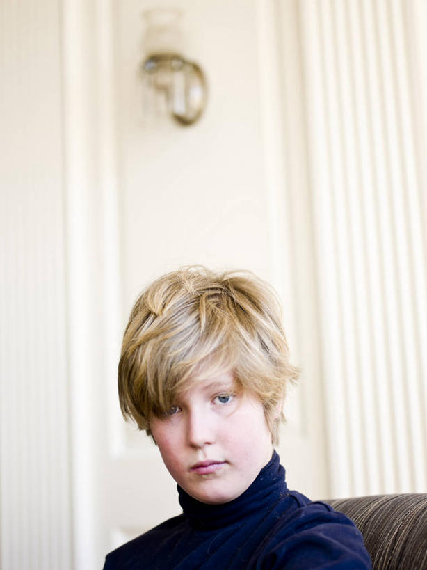 西方人,儿童,头发,一个人,竖图,室内,白天,留白,正面,纯洁,信心,欧洲,美国,欧洲人,仅一个男性,仅一个人,小孩,仅一个小孩,金色,可爱,童年,童趣,摄影,肖像,童真,烂漫,无邪,缅因州,波特兰,天真,男孩,男人,男性,白种人,孩子,彩图,短发,男生,高领毛衣