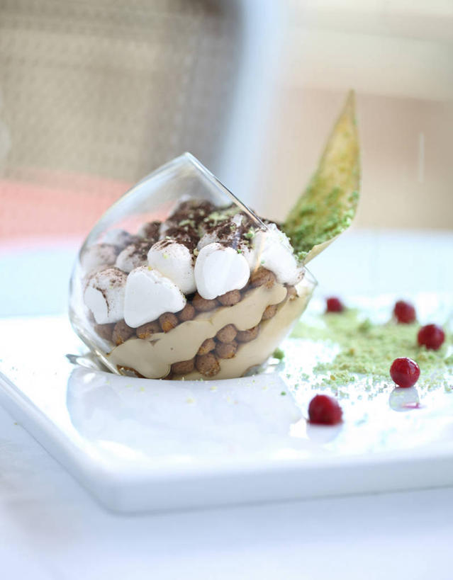 点心,无人,竖图,室内,特写,浆果,水果,叶子,意大利,新鲜,装饰,生食,食品,甜点,甜品,果实,饮食,食物,糕点,盘子,甜食,葡萄干,冰淇淋,摄影,有机食品,绿色食品,曼越桔,蔓越橘,蔓越莓,小红莓,创造力,清新,酸莓,坎帕尼亚,索伦托,玻璃杯,彩图,酸果蔓