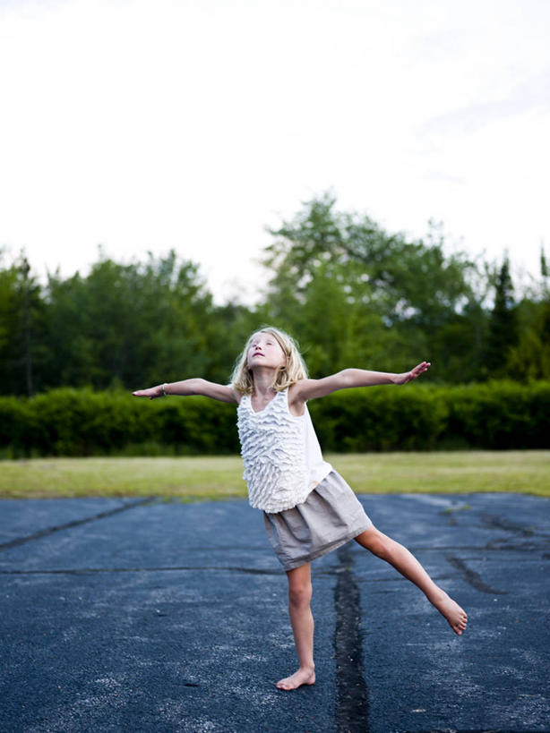 西方人,儿童,头发,一个人,停车场,站,举,竖图,室外,白天,留白,正面,裙子,纯洁,欧洲,美国,欧洲人,仅一个女性,仅一个人,服装,树,小孩,衣服,天空,托,仅一个小孩,赤脚,金色,可爱,平衡,童年,童趣,摄影,服饰,衣着,穿着,肖像,童真,沥青,烂漫,无邪,缅因州,波特兰,四肢,衣饰,天真,女孩,女人,女性,白种人,孩子,手臂,闭着眼睛,举起,举手,举着,向上举,向上伸,向上托,彩图,女生