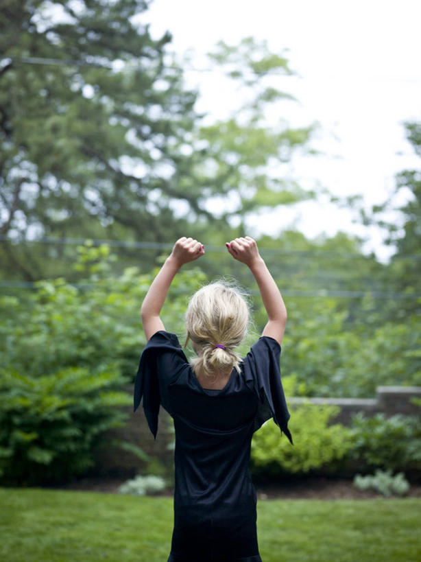 西方人,儿童,头发,一个人,站,举,竖图,室外,白天,纯洁,欧洲,美国,欧洲人,仅一个女性,仅一个人,树,小孩,背面,黑色,托,仅一个小孩,金色,可爱,童年,童趣,摄影,童真,烂漫,无邪,缅因州,波特兰,四肢,天真,女孩,女人,女性,白种人,孩子,手臂,举起,举手,举着,向上举,向上伸,向上托,彩图,装扮,女生