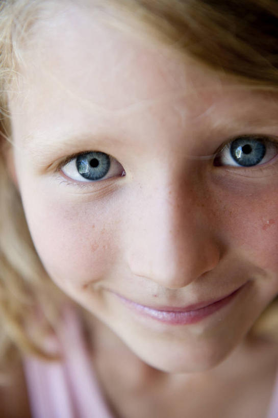 西方人,儿童,眼睛,头发,一个人,微笑,竖图,室内,特写,白天,正面,快乐,纯洁,欧洲,美国,欧洲人,仅一个女性,仅一个人,小孩,蓝色,仅一个小孩,金色,可爱,童年,童趣,摄影,部分,肖像,童真,烂漫,无邪,缅因州,波特兰,天真,女孩,女人,女性,白种人,孩子,彩图,女生