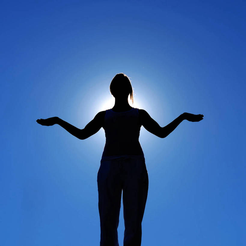 成年人,一个人,站,方图,室外,白天,仰视,锻炼,意大利,仅一个女性,放松,瑜珈,摄影,冥想,专心,练习,剪影,逆光,万里无云,休闲活动,捧着,彩图,低角度拍摄,独处