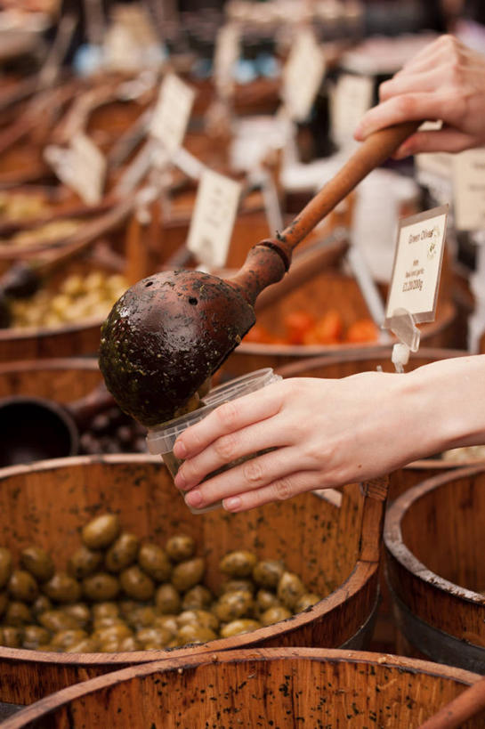 手,一个人,竖图,室外,白天,商务,橄榄,英国,丰富,木制,篮子,市场,首都,拿着,饮食,容器,零售,摄影,部分,地中海文化,清新,价格标签,刮刀,健康食物,彩图