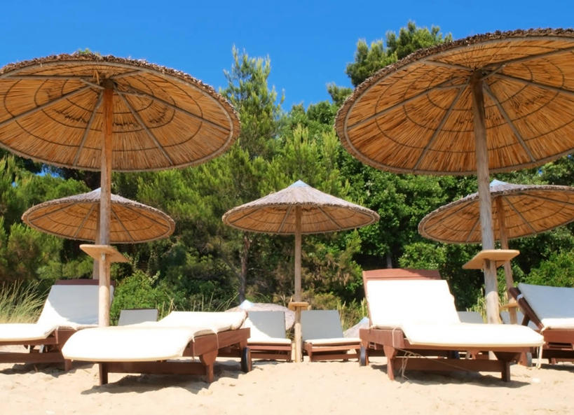 无人,横图,室外,白天,日光,希腊,伞,沙子,雨伞,遮阳伞,阳伞,树,自然,摄影,保护,太阳伞,万里无云,斯基亚索斯岛,海滩,休闲椅,彩图