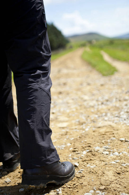 西方人,成年人,中年人,老年人,腿,一个人,竖图,室外,白天,鞋子,英国,欧洲,欧洲人,仅一个女性,仅一个人,阴影,裤子,旷野,云,休闲装,英格兰,草,背面,天空,自然,仅一个中年女性,摄影,部分,西欧,大不列颠,大不列颠及北爱尔兰联合王国,大不列颠及爱尔兰联合王国,四肢,英吉利,南约克郡,女人,女性,中年女性,白种人,步行,彩图,约克郡.亨伯,大不列颠王国,大英帝国,联合王国,日不落帝国,设菲尔德