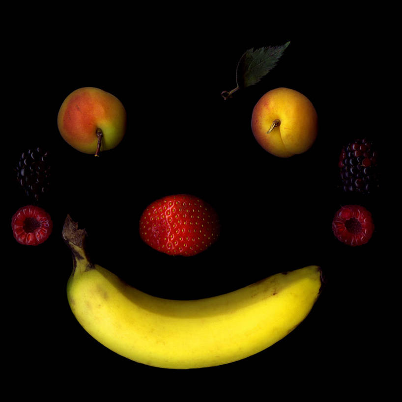 无人,竖图,特写,幸福,苹果,草莓,香蕉,杏,静物,水果,英国,黑色背景,饮食,覆盆子,摄影,多样,笑脸,清新,健康食物,想法,黑刺莓,彩图
