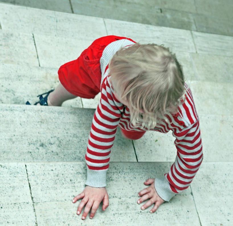 婴儿,儿童,头发,一个人,攀登,横图,室外,白天,纯洁,意大利,威尼斯,仅一个人,扭头,注视,休闲装,台阶,小孩,观察,看,靠,靠着,转头,金色,可爱,摄影,活泼,生长,观看,察看,关注,宝宝,纯真,烂漫,无邪,威尼托大区,伶俐,天真,孩子,彩图,幼儿