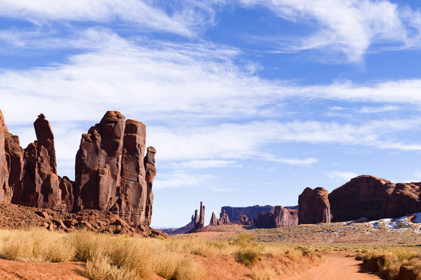 无人,横图,室外,白天,沙漠,路,美国,云,草,风景,天空,自然,地标建筑,摄影,宁静,亚利桑那,北美,北美洲,岩层,美洲,亚利桑那州,纪念碑山谷,纪念碑谷,纪念碑山谷公园,纪念谷,大峡谷之州,北亚美利加洲,亚美利加洲,纪念碑谷纳瓦霍部落公园,自然地理,岩石,彩图,美利坚合众国