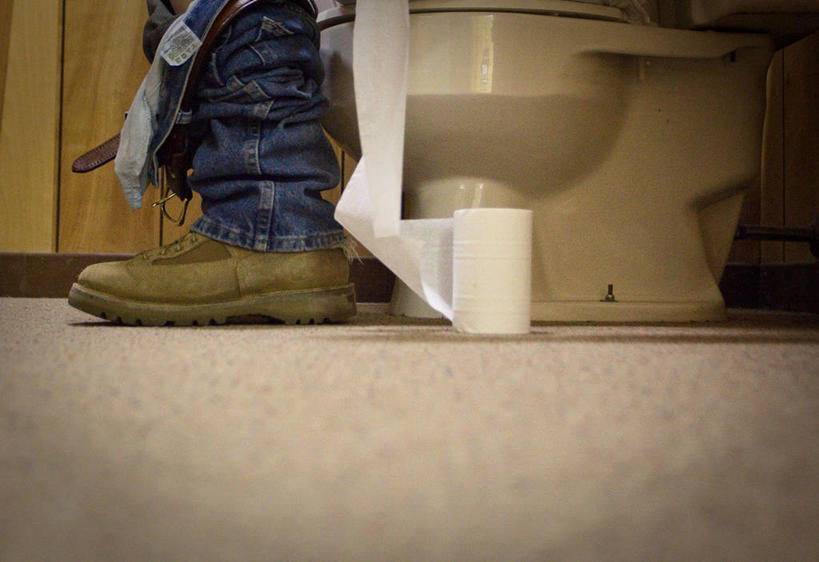 腿,无人,坐,横图,鞋子,美国,牛仔裤,休闲装,摄影,抽水马桶,卫生纸,卫生,犹他,四肢,厕所,彩图,例行公事