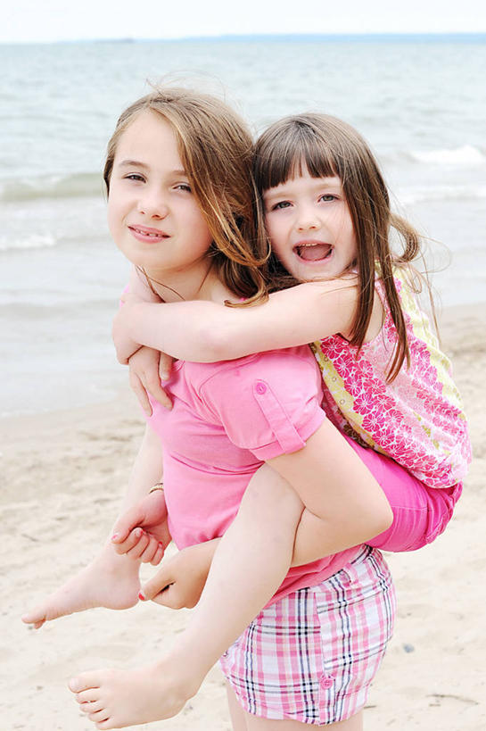 西方人,儿童,背,头发,一个人,两个人,姐妹,竖图,室外,白天,旅游,度假,纯洁,海洋,欧洲,加拿大,欧洲人,仅一个女性,仅一个人,行人,游客,游人,休闲装,路人,旅客,小孩,天空,背着,张嘴,仅一个小孩,金色,可爱,童年,童趣,摄影,享乐,肖像,张大嘴巴,童真,烂漫,无邪,伯灵顿,背负,过客,天真,女孩,女人,女性,白种人,孩子,海滩,张开嘴,半身,彩图,女生