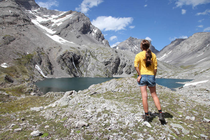 成年人,一个人,站,横图,室外,白天,湖,山,加拿大,仅一个女性,短裤,服装,云,休闲装,背面,衣服,天空,自然,叉腰,休闲,休闲服,连帽衫,摄影,服饰,马尾辫,享乐,帽衫,洛矶山脉,卡尔加里,冒险,岩石,彩图,独处