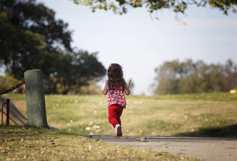西方人,儿童,一个人,公园,跑,横图,室外,白天,纯洁,欧洲,美国,欧洲人,仅一个女性,仅一个人,草,树,小孩,背面,自然,仅一个小孩,可爱,童年,童趣,摄影,加利福尼亚,童真,烂漫,无邪,无忧无虑,天真,女孩,女人,女性,白种人,孩子,彩图,女生