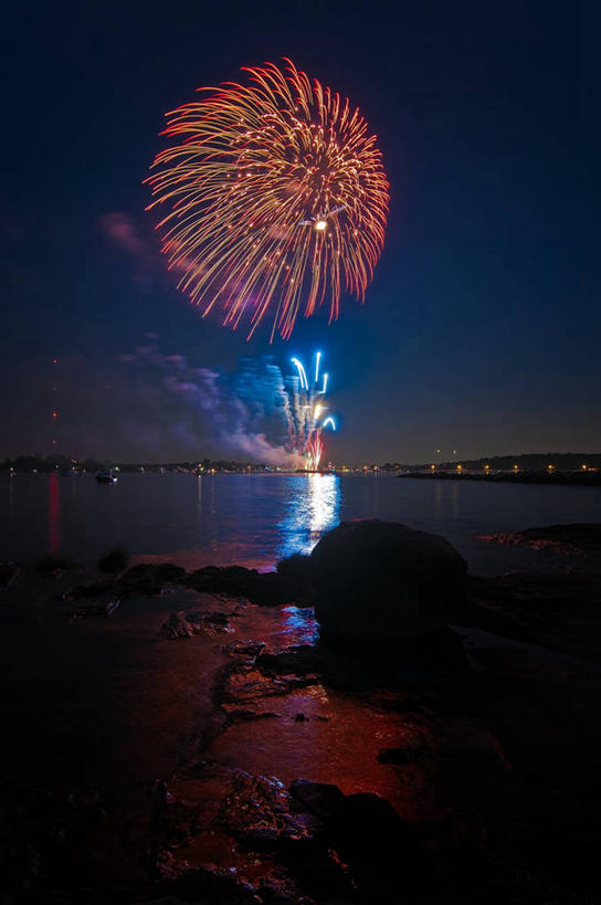 无人,竖图,室外,夜晚,爆炸,纽约,美国,庆祝,反射,天空,焰火,摄影,照亮,纽约州,布朗克斯,死水,岩石,彩图,传统文化