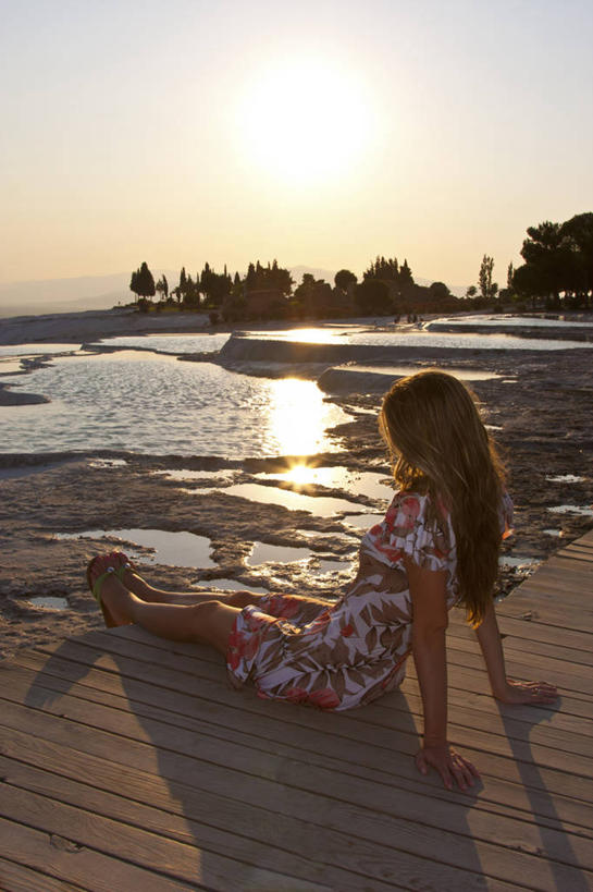 成年人,一个人,坐,竖图,室外,白天,侧面,寂寞,欧洲,仅一个女性,反射,休闲装,天空,自然,靠,靠着,放松,摄影,木板路,享乐,海滩,休闲活动,彩图,棉花堡