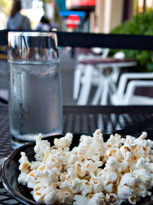 竖图,室外,特写,白天,美国,小吃,饮食,盘子,冷饮,爆米花,摄影,清新,市区,健康食物,西雅图,玻璃杯,彩图