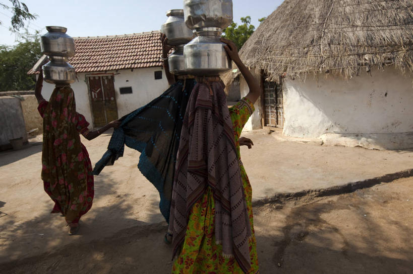 成年人,三个人,家庭,横图,室外,白天,建筑,印度,阴影,乡村,背面,温暖,温馨,一家人,平衡,头顶,摄影,和睦,努力,印度文化,万里无云,写实,古吉拉特邦,步行,彩图,传统服装,小屋,融洽,传统文化