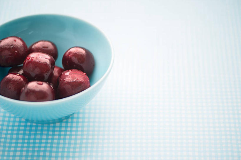 无人,横图,俯视,留白,樱桃,静物,水果,水滴,食品,桌布,蓝色,碗,摄影,清新,健康食物,彩图,高角度拍摄,影棚拍摄