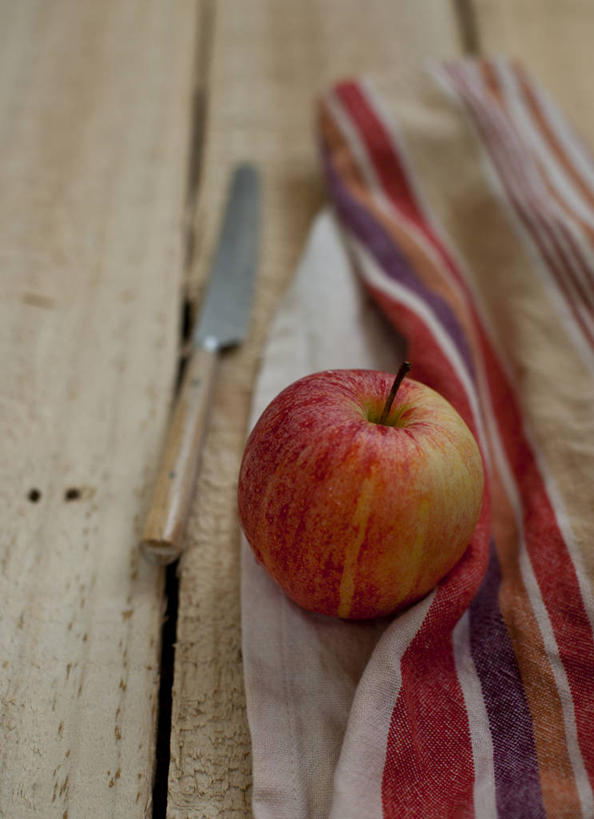 无人,竖图,室内,特写,白天,苹果,水果,卡塔尔,条纹,首都,饮食,餐巾,摄影,清新,餐刀,多哈,健康食物,嘎啦,嘎啦果,嘎啦苹果,彩图,皇家嘎啦