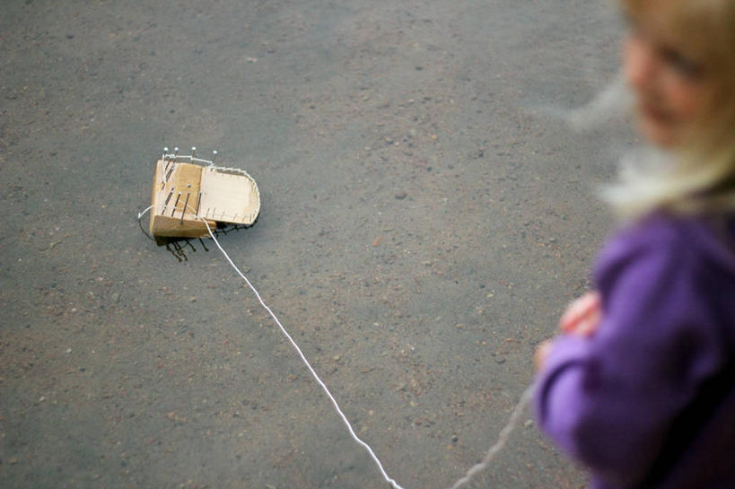 西方人,儿童,脸,头,脸颊,头发,一个人,站,横图,游戏,纯洁,玩具,瑞典,欧洲,欧洲人,仅一个女性,仅一个人,玩,拿着,娱乐,肩膀,车,小孩,交通工具,仅一个小孩,休闲,金色,可爱,童年,童趣,益智,摄影,活动,创造力,发泄,消遣,智力,载具,童真,烂漫,无邪,科学实验,宣泄,想法,美术工艺,天真,玩具车,女孩,女人,女性,白种人,孩子,头部,脸部,脸蛋,面部,玩耍,嬉戏,彩图,玩具船,女生