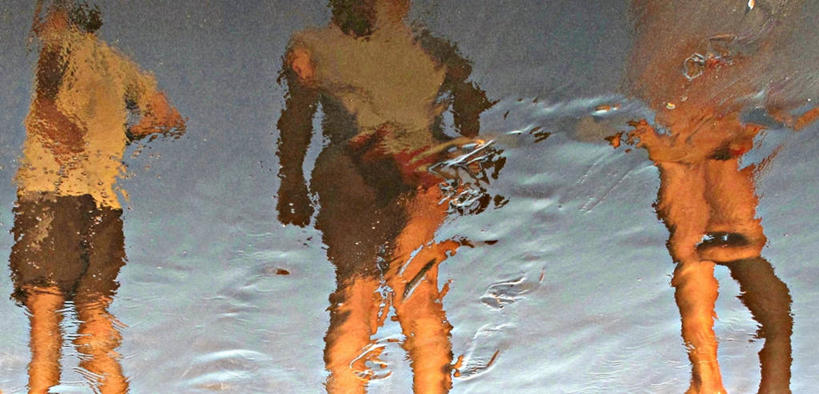 三个人,站,横图,全景,室外,白天,度假,海洋,水,欧洲,反射,叉腰,放松,摄影,探险家,海滩,休闲活动,彩图