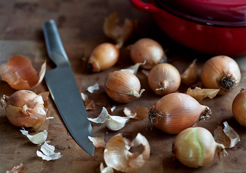 无人,横图,室内,白天,洋葱,瑞士,准备,木制,果皮,案板,饮食,红色,摄影,清新,餐刀,健康食物,沃州,大蒜,彩图