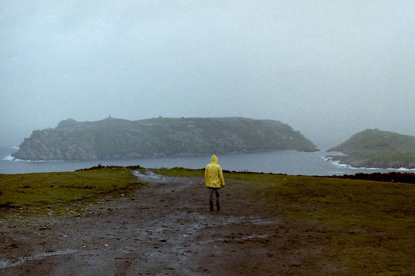 成年人,一个人,横图,室外,旅游,度假,海洋,美景,西班牙,仅一个男性,湿,岛,景观,娱乐,背面,黄色,天空,自然,享受,休闲,思考,景色,放松,摄影,自然风光,雨衣,步行,彩图,独处