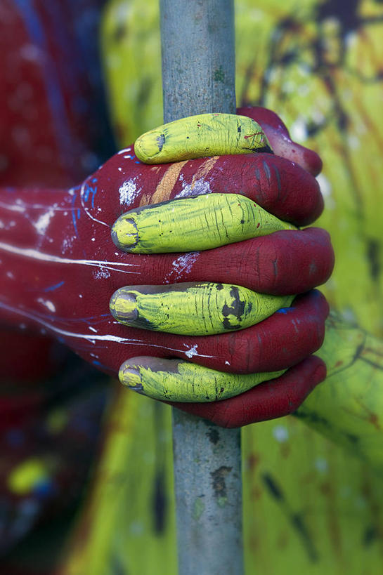 手,两个人,竖图,室外,特写,白天,狂欢节,表演,庆祝,杆,拿着,摄影,部分,涂料,拉丁美洲,多米尼加共和国,彩图,传统文化