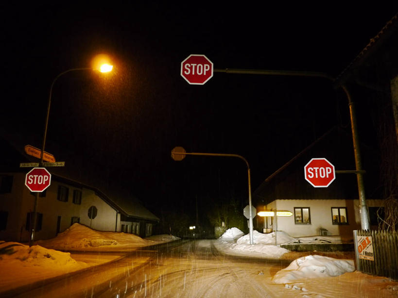 无人,横图,室外,夜晚,通讯,雪,建筑,路灯,指示牌,德国,标志,文字,房屋,冬天,警告,标识,寒冷,警示,摄影,指导,英文字母,禁止,提醒,提示,限制,巴伐利亚,危险,彩图