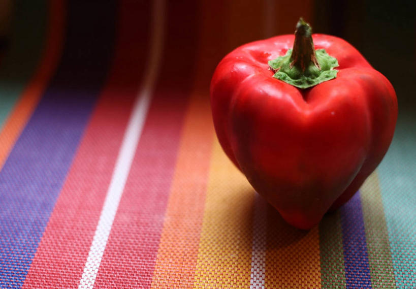 无人,横图,室内,特写,白天,辣椒,蔬菜,美国,条纹,生食,饮食,桌布,一个,红色,摄影,单个,清新,加利福尼亚,彩椒,健康食物,辣角,红海椒,大椒,辣虎,广椒,甜椒,柿子椒,辣子,海椒,番椒,灯笼椒,彩图