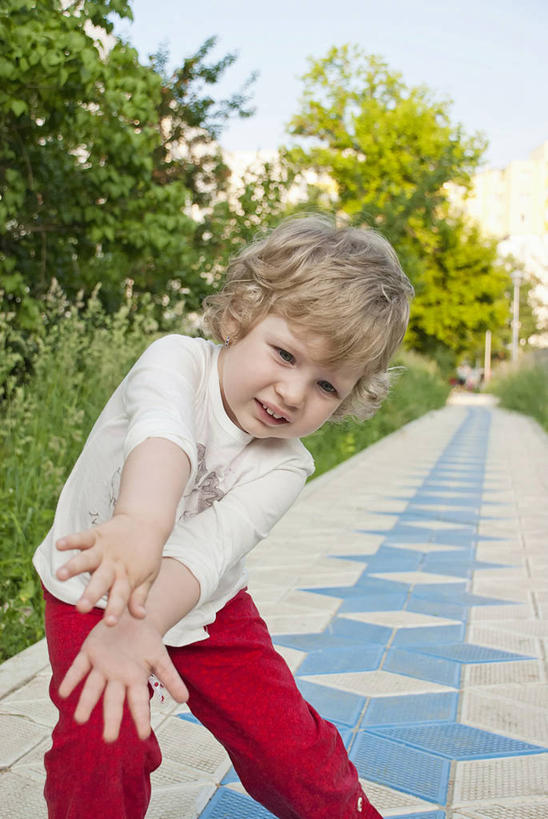 西方人,儿童,头发,一个人,举,竖图,室外,白天,正面,纯洁,欧洲,罗马尼亚,欧洲人,仅一个女性,仅一个人,人行道,俯身,休闲装,小孩,天空,托,仅一个小孩,金色,可爱,童年,童趣,摄影,砖地,童真,烂漫,无邪,克卢日纳波卡,天真,男孩,男性,女孩,女人,女性,白种人,孩子,举起,举手,举着,向上举,向上伸,向上托,彩图,女生