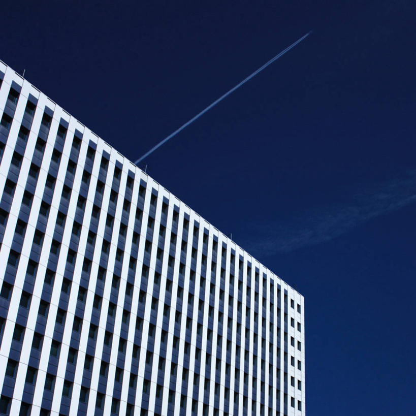 无人,方图,室外,白天,仰视,旅途,飞机,建筑,意大利,烟雾,云,天空,办公大楼,运输,摄影,污染,废气,飞机尾迹,尾迹云,机尾云,飞机拉烟,云带,尾迹,机尾迹,飞机尾气,都灵省,彩图,低角度拍摄,旅行,商务旅行