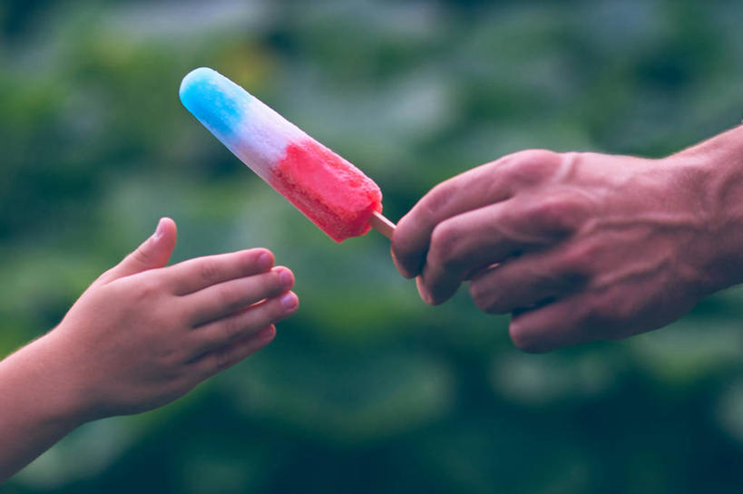 儿童,成年人,手,两个人,横图,室外,特写,白天,美国,拿着,饮食,一个,红色,蓝色,白色,童年,诱惑,摄影,单个,部分,冰棒,清新,宾夕法尼亚,男人,彩图,给予