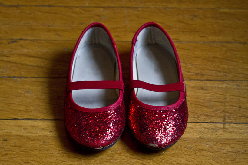 无人,横图,室内,特写,白天,童话故事,鞋子,美国,光线,木纹,光芒,一对,红色,童年,摄影,记忆,梦想,彩图