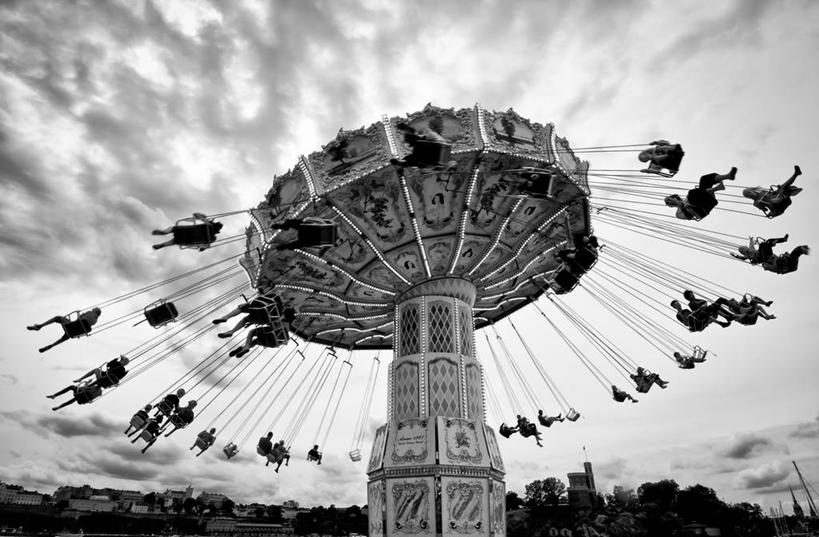 游乐园,坐,横图,黑白,室外,白天,仰视,纯洁,瑞典,摇摆,云,首都,许多人,旋转,天空,一群人,可爱,乐趣,童年,童趣,摄影,享乐,童真,烂漫,无邪,天真,休闲活动,低角度拍摄