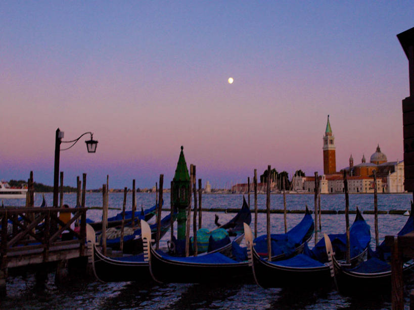 无人,横图,室外,湖,船,意大利,威尼斯,停靠,月亮,自然,黄昏,交通工具,木桩,运输,摄影,宁静,舟,停泊,载具,意大利文化,万里无云,马祖尔湖,彩图