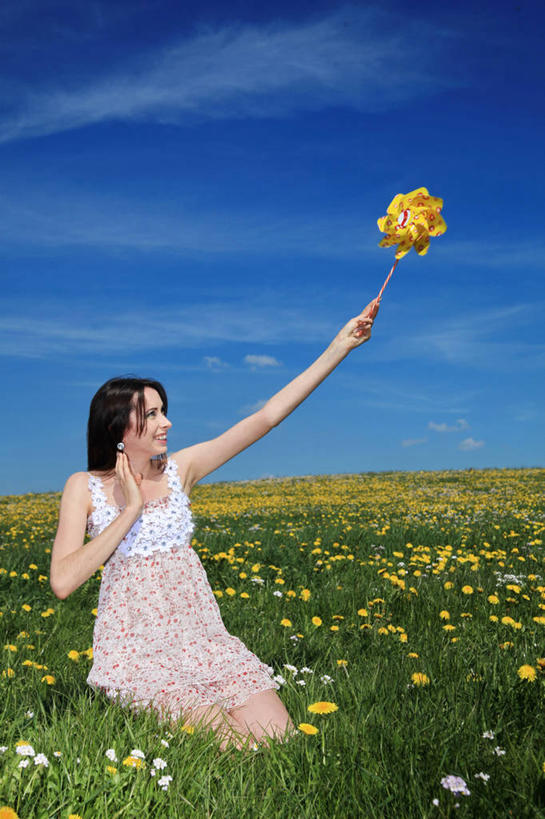 西方人,成年人,一个人,举,笑,微笑,露齿笑,竖图,室外,白天,快乐,幸福,草地,纸风车,德国,欧洲,欧洲人,仅一个年轻女性,仅一个女性,仅一个人,拿着,休闲装,一个,天空,自然,托,向上看,摄影,单个,宁静,享乐,替代能源,巴伐利亚,年轻女性,女人,女性,白种人,年轻人,举起,举手,举着,向上举,向上伸,向上托,彩图