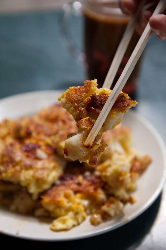 一个人,竖图,室内,特写,白天,早餐,筷子,新加坡,油炸,首都,拿着,饮食,盘子,手指,诱惑,摄影,部分,清新,胡萝卜蛋糕,新加坡市,彩图