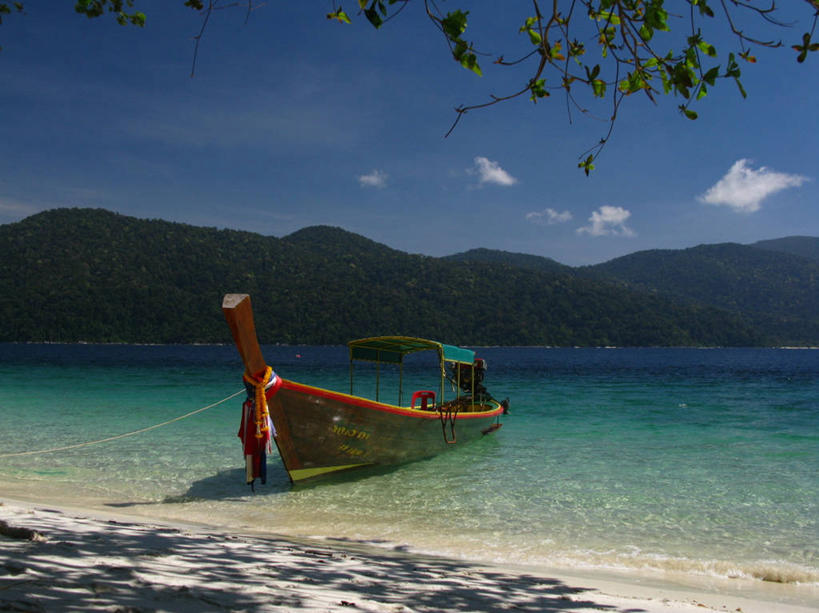 无人,横图,室外,白天,海洋,山,山脉,泰国,停靠,云,天空,自然,运输,摄影,停泊,泰国文化,海滩,彩图,长尾船,传统文化