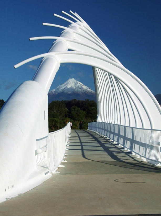 竖图,室外,白天,山,雪,雪山,建筑,新西兰,阴影,云,冬天,桥,联系,天空,摄影,大洋洲,纽西兰,长白云之乡,新西兰北岛,塔拉纳基山,彩图,旅行,塔拉纳基区,新普利茅斯,北岛