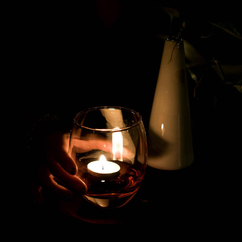 手,一个人,方图,室内,神秘,蜡烛,印度尼西亚,透明,火焰,拿着,摄影,部分,简单,彩图